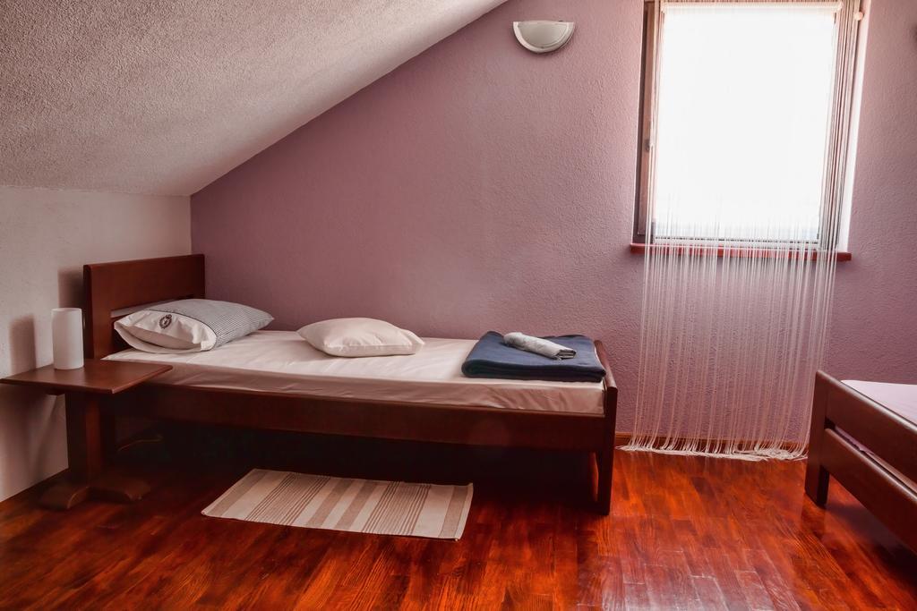 Apartments And Rooms Stefanac スルニュ 部屋 写真