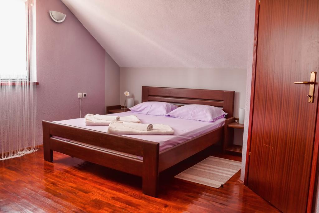 Apartments And Rooms Stefanac スルニュ 部屋 写真