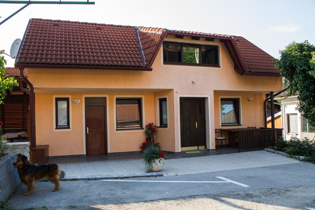 Apartments And Rooms Stefanac スルニュ 部屋 写真