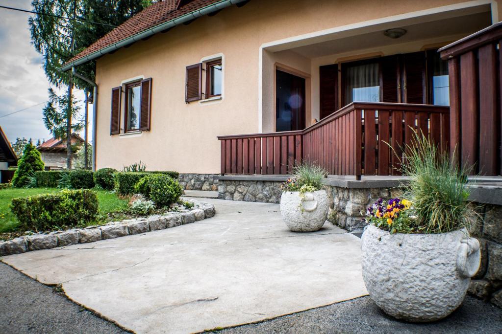 Apartments And Rooms Stefanac スルニュ 部屋 写真